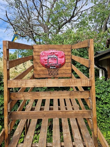 Träställning med basketkorg för trädgård