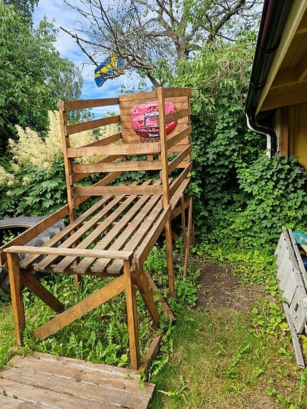 Träställning med basketkorg för trädgård
