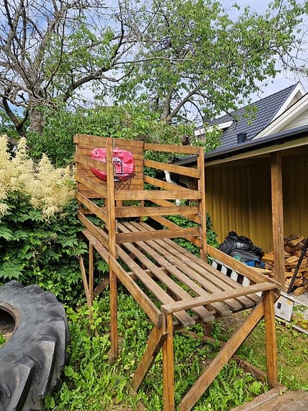 Träställning med basketkorg för trädgård