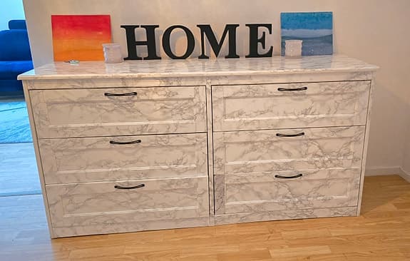 IKEA Songesand byrå med 6 lådor och marmor foliering.