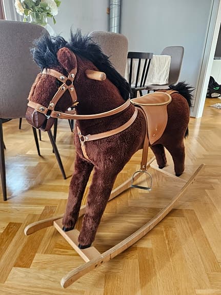 Gung-häst brun plysch med trämedar
