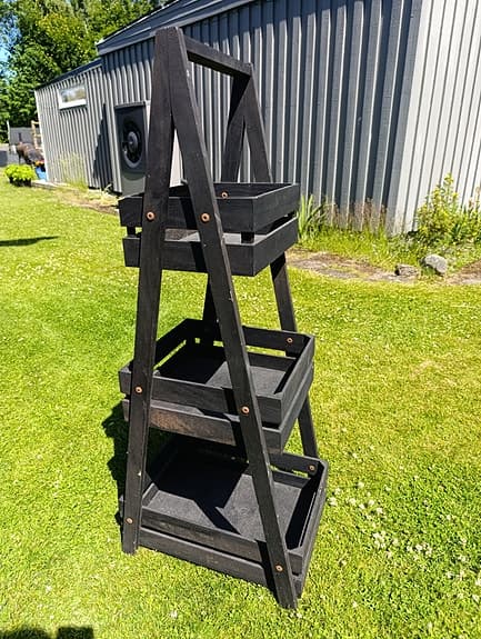 Svart odlingsställ i trä med tre hyllor