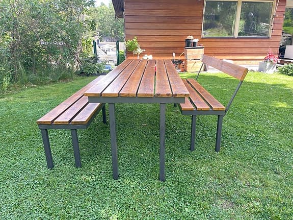 Trädgårdsgrupp bord och två bänkar trä/metall