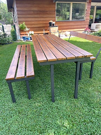 Trädgårdsgrupp bord och två bänkar trä/metall