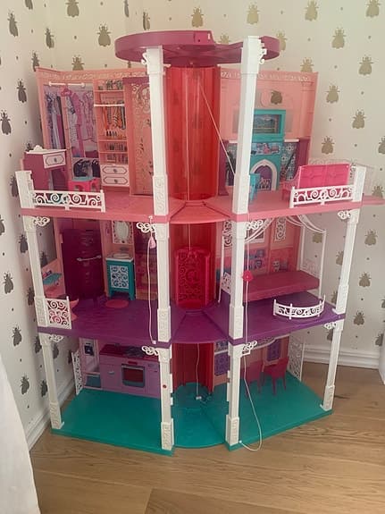 Stort möblerat Barbiehus