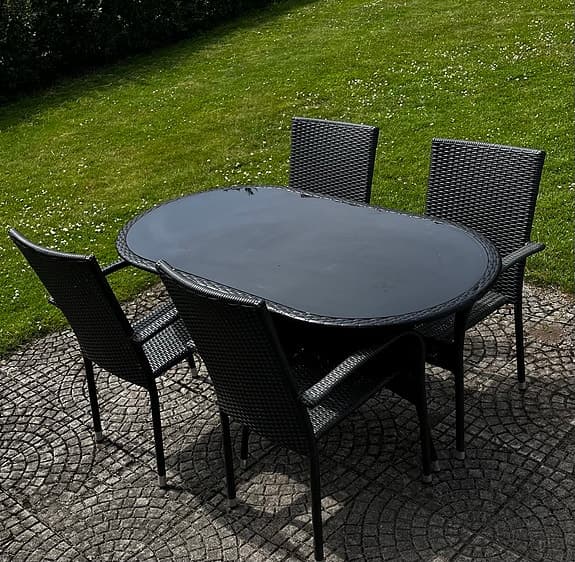 Svart utemöbelset med bord och 4 stolar