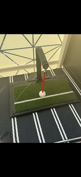 Golfträningsmatta med utslagsställ