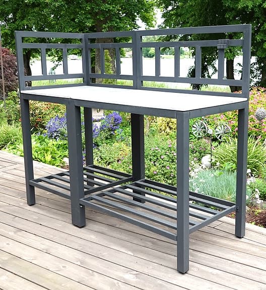 Utekök i grå aluminium.