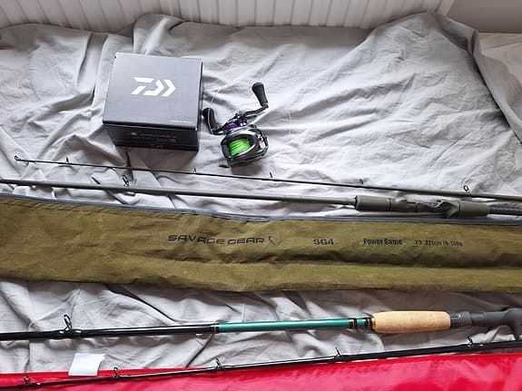 Daiwa prorex 300HL multirulle + Savage Gear Power Game och svartzonker spö