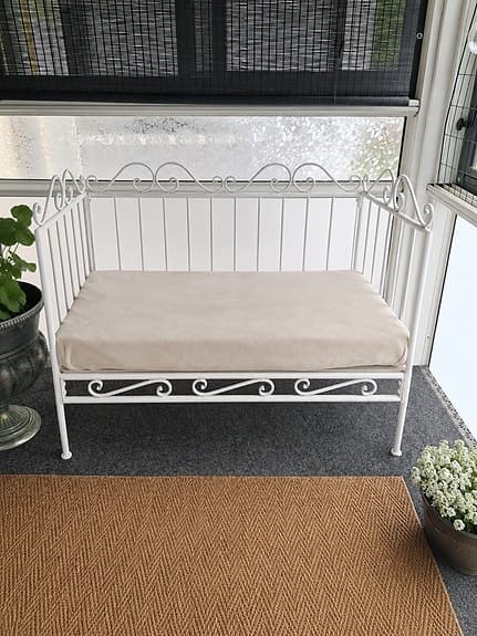 Charmig vit soffa i metall🌿