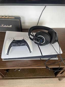 Sony Playstation 5 med DualSense-handkontroll och RIG 300 Pro HS headset