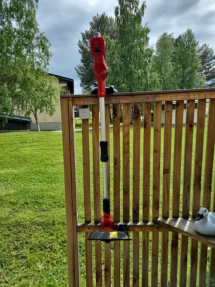 Röd trimmer/ogräsklippare batteridriven  batteri medföljer ej