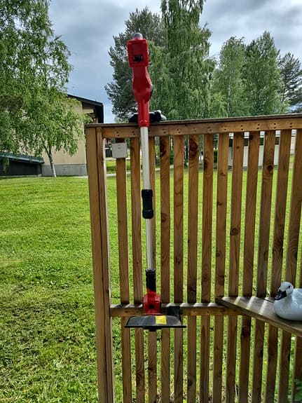 Röd trimmer/ogräsklippare batteridriven  batteri medföljer ej