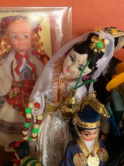 Samling dockor i folkdräkter