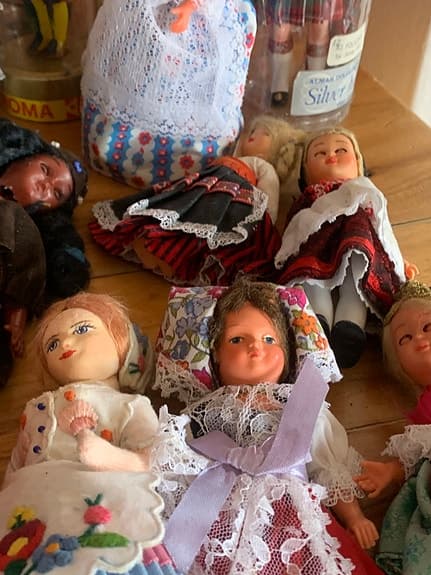 Samling dockor i folkdräkter