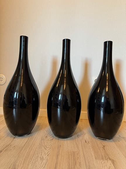 Höga vaser i svart glas
