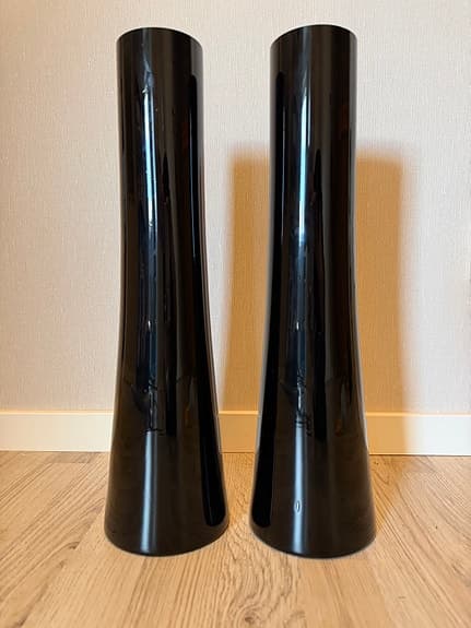 Höga vaser i svart glas