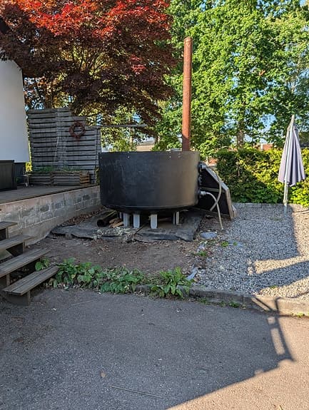 Rund vedeldad badtunna