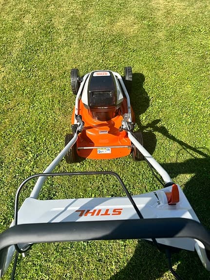 Stihl batterigräsklippare med laddare