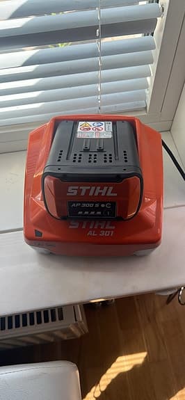 Stihl batterigräsklippare med laddare