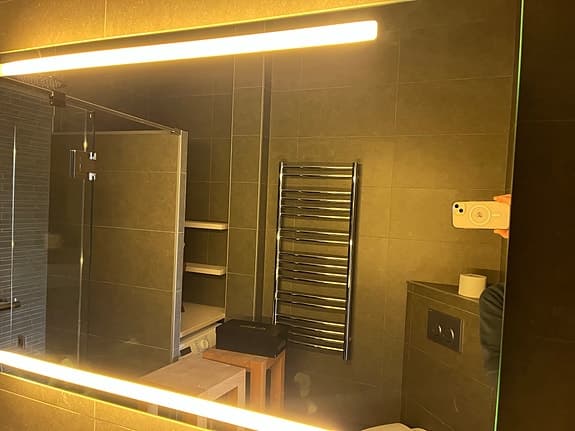 Badrumsspegel med LED-belysning