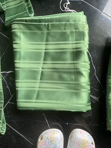 4 st Säljer ett komplett och mycket fint gardinset i en fräsch, grön nyans.