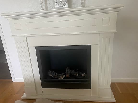 IKEA dekorativ eldstad / kamin i vitt