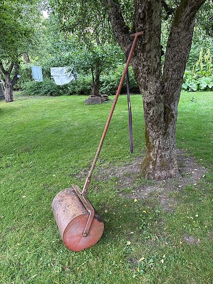 Handdriven stålvält för gräsmatta