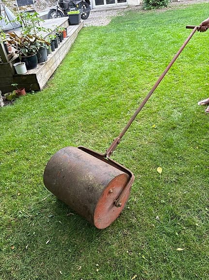 Handdriven stålvält för gräsmatta