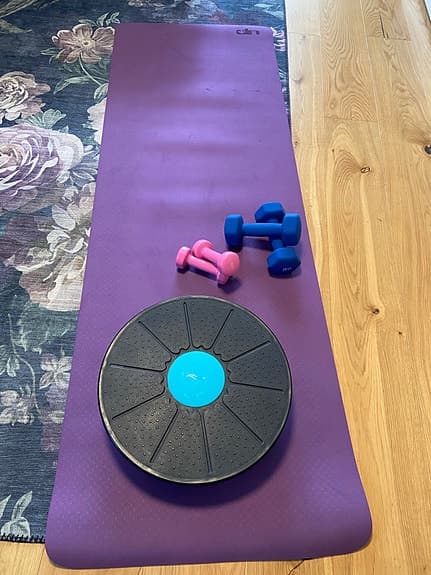 Yogamatta lila med balansbräda och hantlar