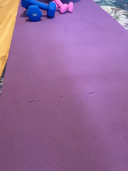 Yogamatta lila med balansbräda och hantlar