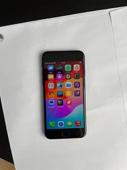 iPhone SE 2020 64 GB, iOS 26.5, batteri hälsa 80%