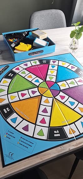 Trivial Pursuit Familjeutgåva sällskapsspel i nyskick