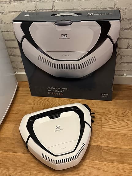 En Electrolux Pure i8 robotdammsugare i nyskick! (Nypris 5400kr) orginal låda.