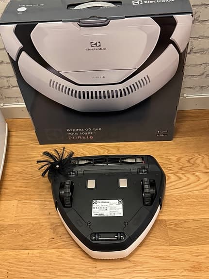En Electrolux Pure i8 robotdammsugare i nyskick! (Nypris 5400kr) orginal låda.