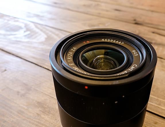 Sony Carl Zeiss Sonnar SEL24mm f/1.8 ZA T Sony E‑mount, m tillbehör