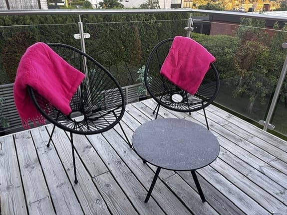 2 st trädgårdsstolar och litet bord