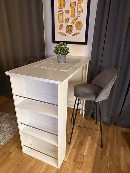 Barbord med två stolar