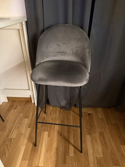 Barbord med två stolar