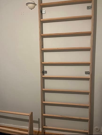 Ribbstol i trä med pullup