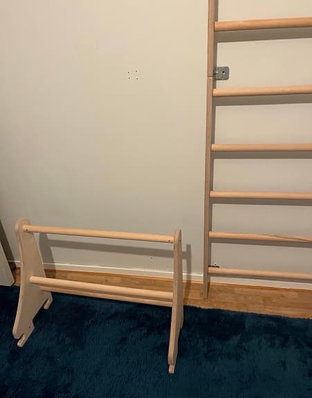 Ribbstol i trä med pullup