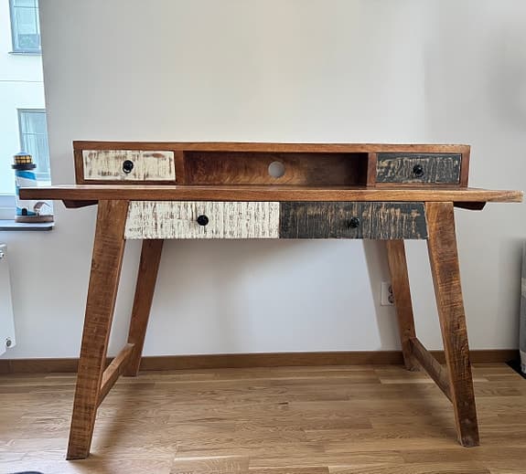 Skrivbord i massivt trä med flera lådor