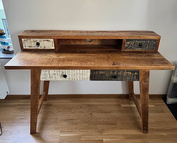 Skrivbord i massivt trä med flera lådor