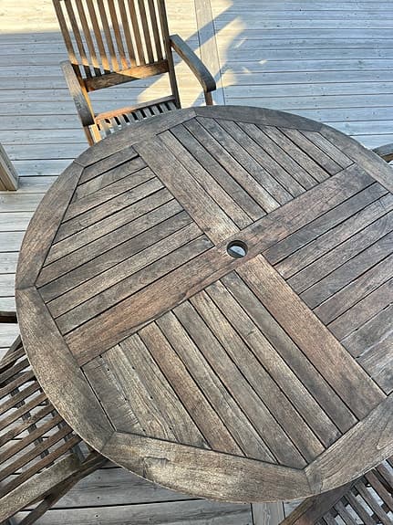 Runt trädgårdsbord i teak med 4 stolar i trä