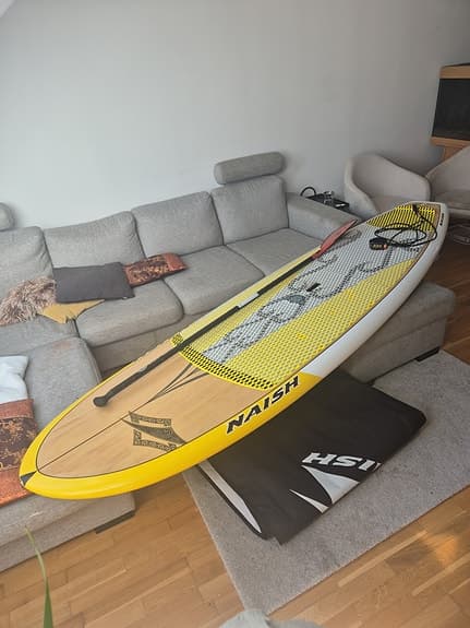 Naish Mana 9'5 SUP – Komplett paket med Quickblade-paddel och väska