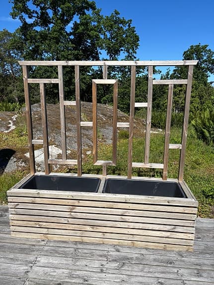 Odlingslåda i trä med spaljé