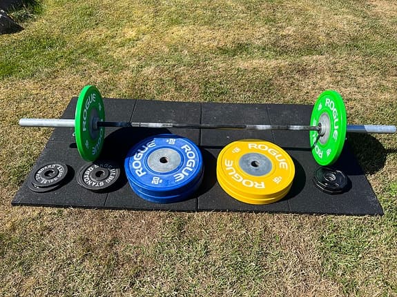Rogue Ohio Bar (20 kg) + Rogue Color Training 2.0 (90 kg) + järnvikter (15 kg)