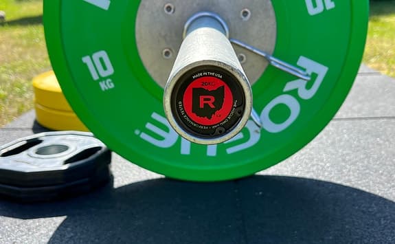 Rogue Ohio Bar (20 kg) + Rogue Color Training 2.0 (90 kg) + järnvikter (15 kg)