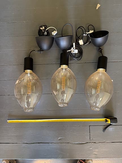 3 stora glödlampor med ”armatur” från ikea