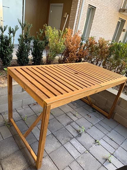 Trädgårdsbord och fällbara stolar